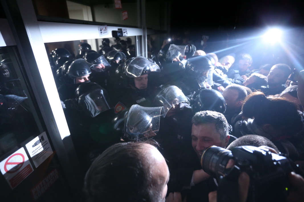 Сили за борба с безредиците в Белград в сградата на РТС, където нахлуха опозиционни демонстранти.