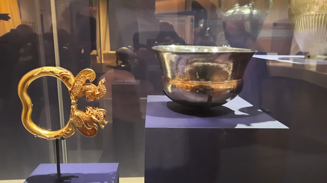 Културното богатство на древна Тракия е представено като важна част от гръко-персийския свят. На снимката: златна гривна от Таджикистан и сребърна купа от Алтънтепе, Турция  Фото: Веселин Паунов, БНР