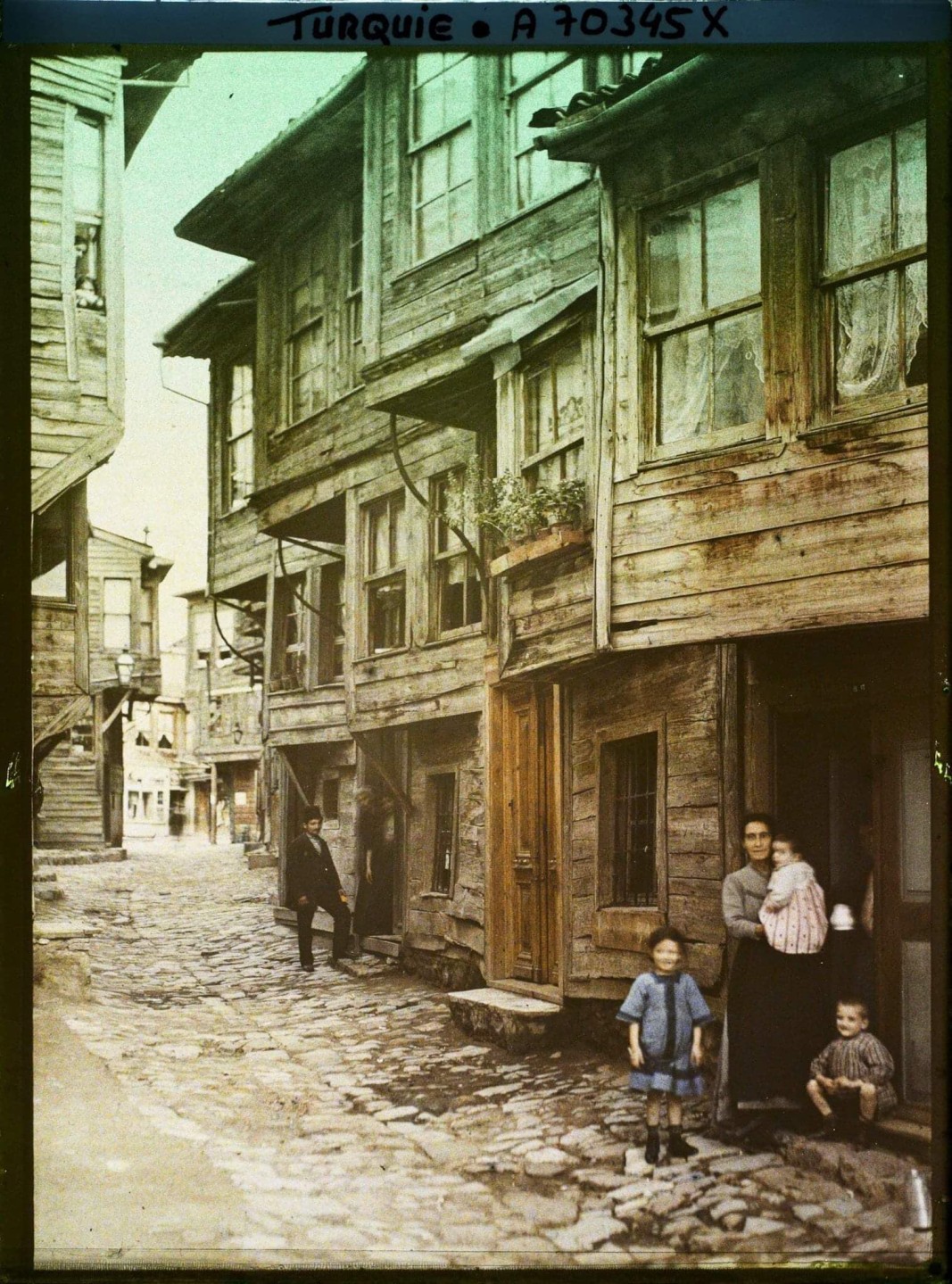 Жена и деца в еврейски квартал, Константинопол (днес Истанбул), Турция, 1912 г.
