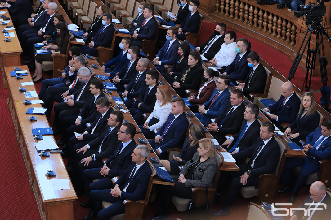 Днес народните представители от „Възраждане“ влизат в парламента без зелен сертификат.  Снимка: Ани Петрова