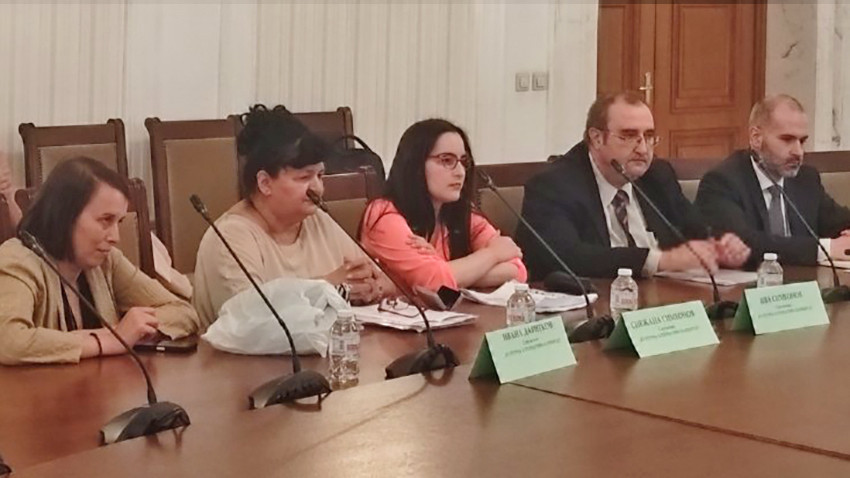 The chairperson of the Cultural Alternative Tsaribrod Association Iva Simeonova (in the middle)