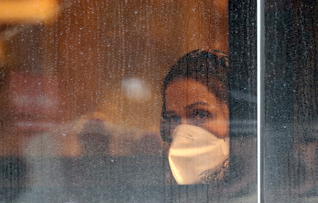 Иранка със защитна маска пътува с градския транспорт в Техеран