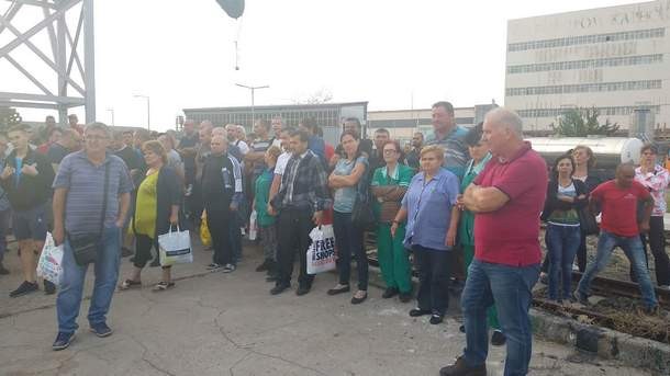 Близо 150 работници протестират пред производствената база на Винпром Карнобат