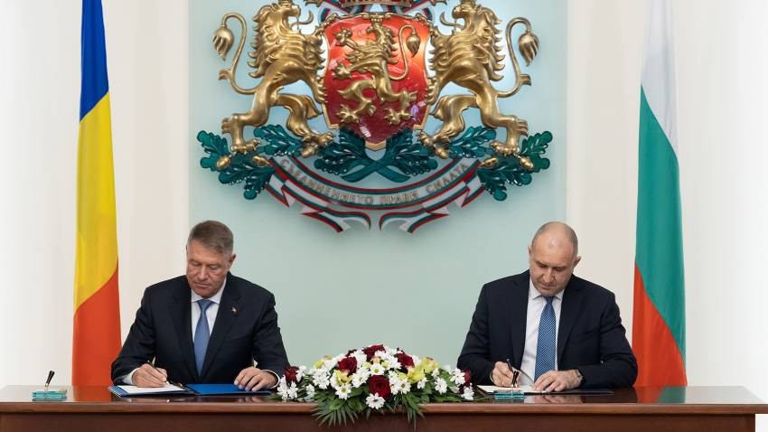 Președintele Rumen Radev și șeful statului român, Klaus Iohannis, la semnarea declarației politice privind parteneriatul strategic dintre Bulgaria și România (Sofia, 15.03.2023)
