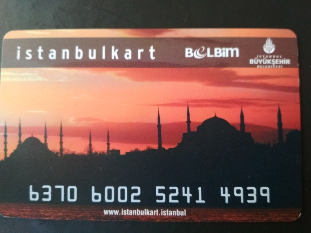 Картата за градски транспорт се нарича Истанбулкарт и се изплаща след две пътувания.