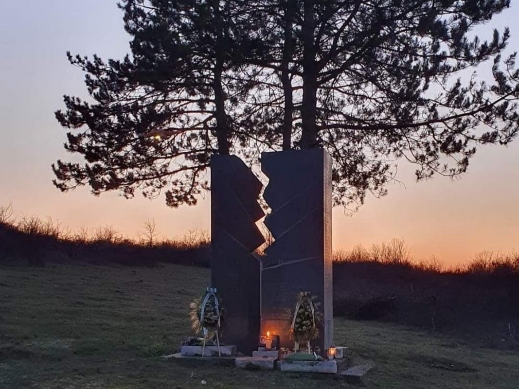 Паметник на загиналите в самолетната катастрофа край Тлачене