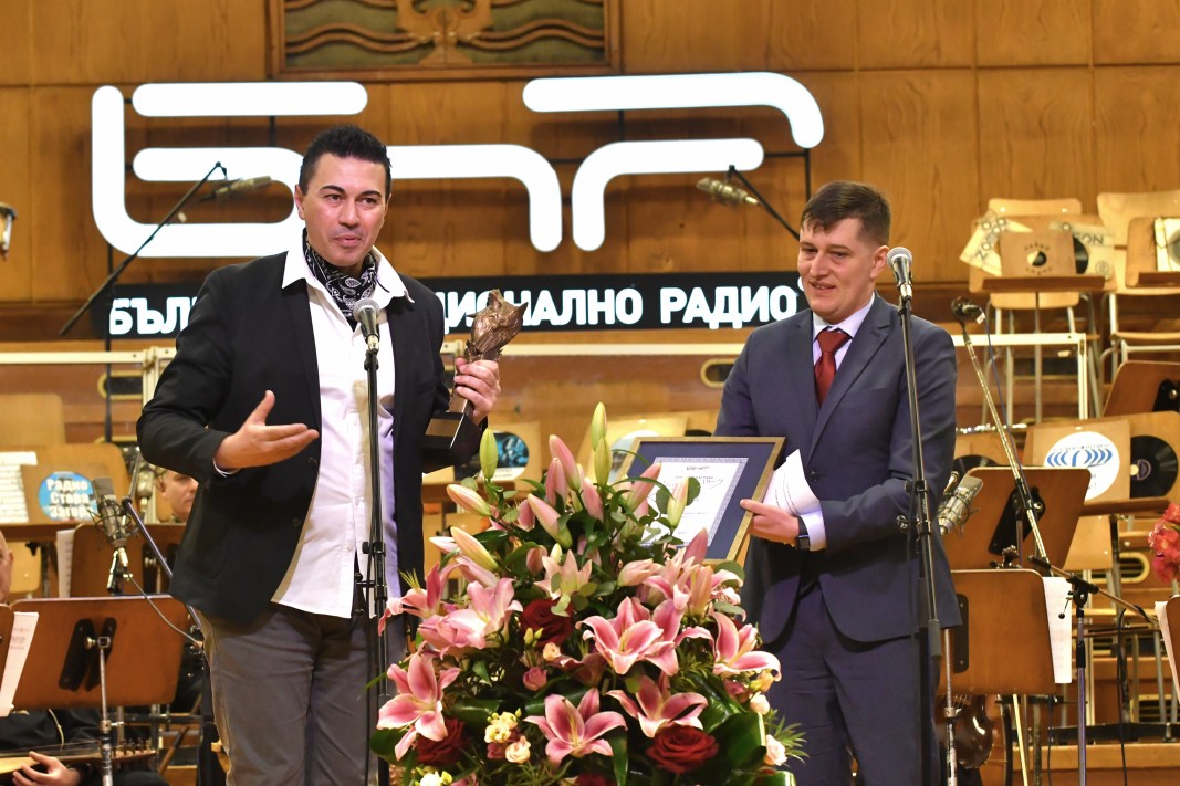 El Director General de Radio Nacional de Bulgaria, Milen Mitev, entregando el premio al redactor jefe de Radio Bulgaria, Krasimir Martinov
