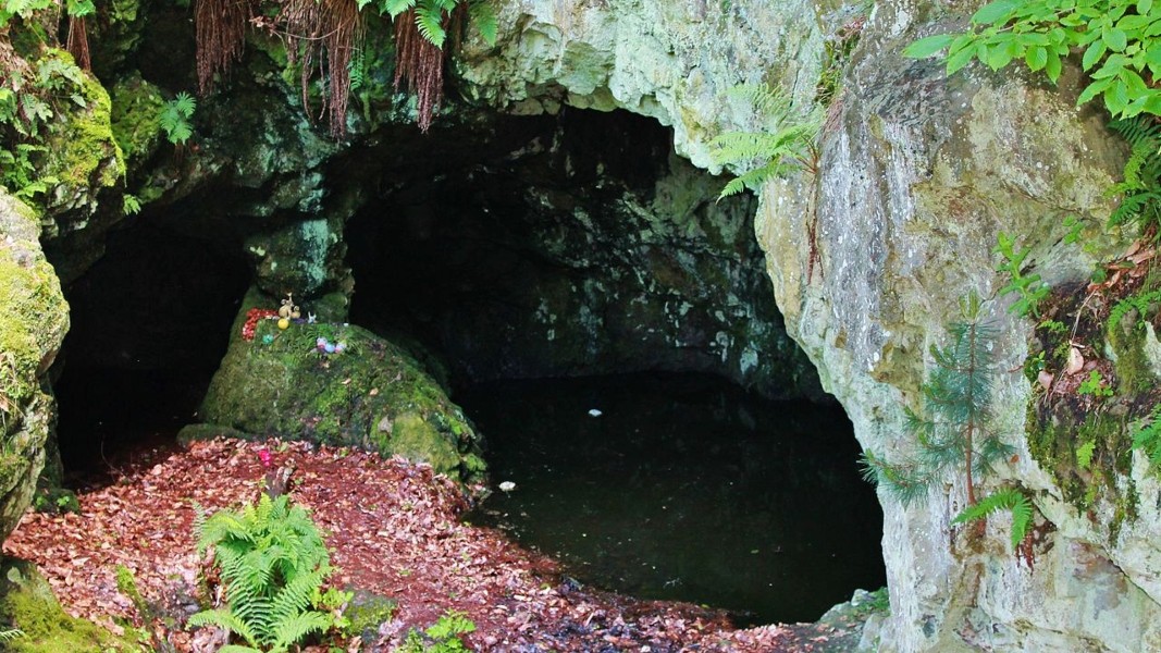 L'entrée de la grotte avec la forteresse présumée de la déesse Bastet /Photo: Ivo Filipov