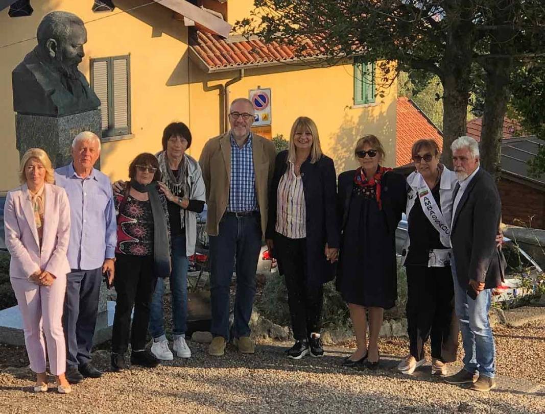 Испред споменика Пенчу Славејкову у Брунатеу