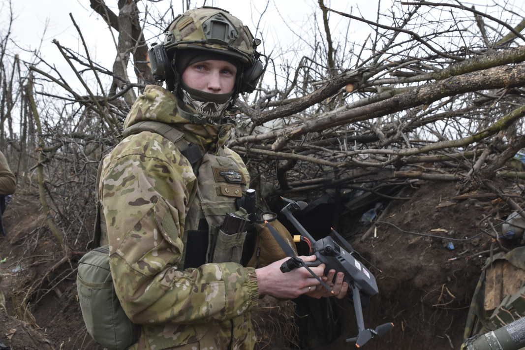 Украински войник се подготвя да изстреля дрон на фронтовата линия в с. Роботине, 1 март 2024 г.