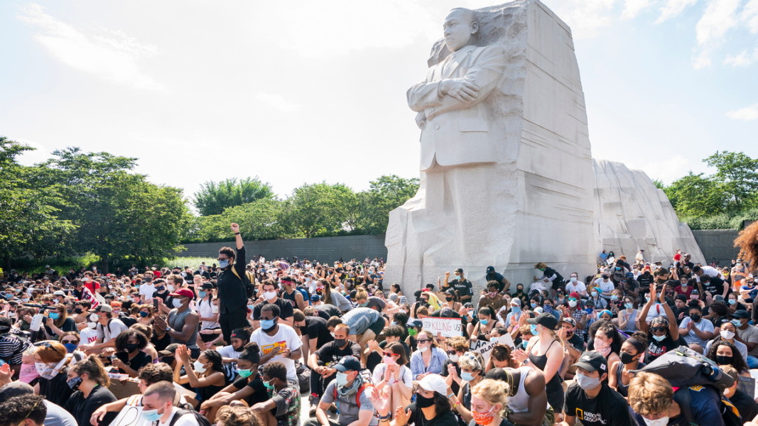 Един от протестите на движението „Животът на чернокожите има значение“ край мемориала на Мартин Лутър Кинг във Вашингтон  Снимка: ЕПА/БГНЕС