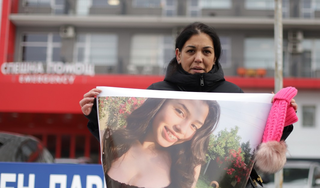 Майката на 15-годишната Даная - Ани Стоянова, на протест пред „Пирогов“ - 22 януари 2024 г., снимка: БГНЕС