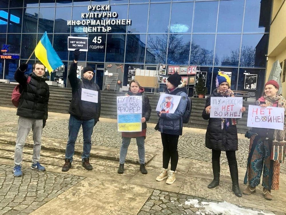 Sofya'da Rus Kültür Enstitüsü önünde Rusya'nın Ukrayna işgaline karşı protesto.