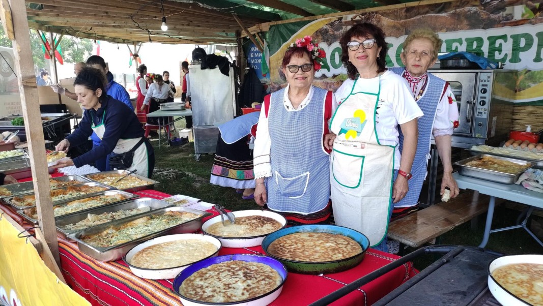 Жени от Козаревец приготвят баници    Снимка: Здравка Маслянкова