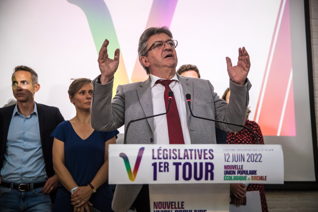 Жан-Люк Меланшон, лидер на NUPES (Nouvelle Union Populaire Ecologique et Sociale), коалиция от леви и екологични партии, произнася реч след първия тур на вота, Париж, 12 юни 2022 г. Т