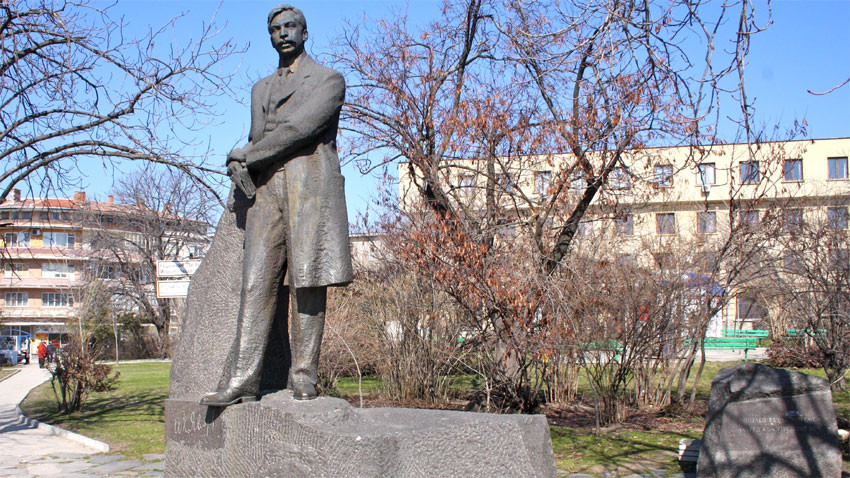 El monumento a Yávorov en la ciudad de Chirpán