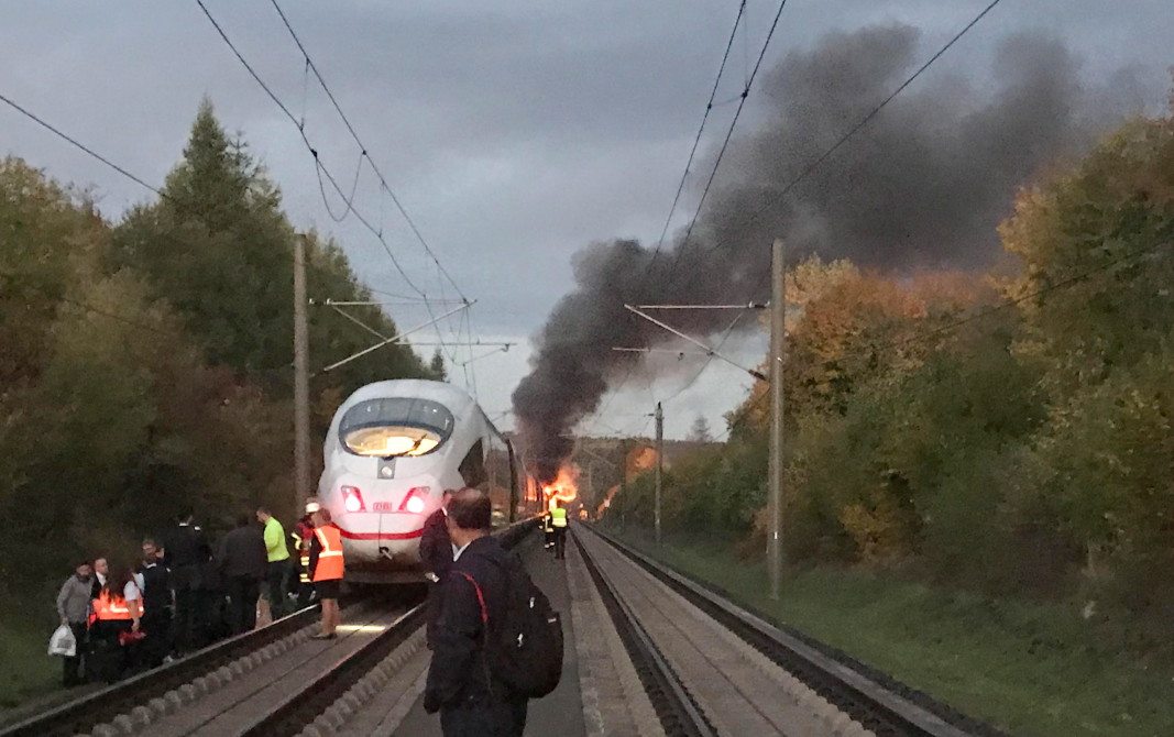 Повече от 500 души са били евакуирани от горящ влак
