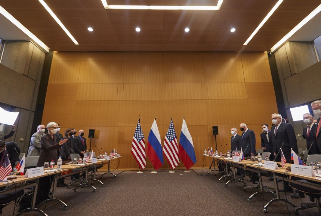 Делегациите на САЩ (вляво) и на Русия в началото на преговорите в Женева. Снимка ЕПА/БГНЕС