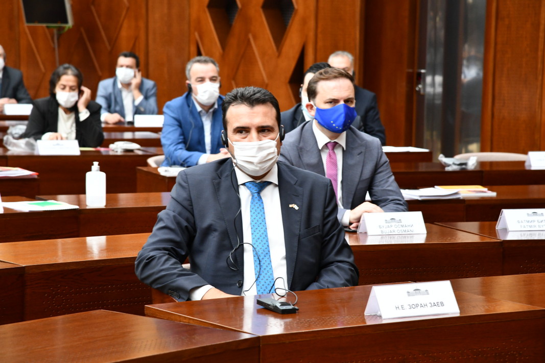 Заев в парламента чака да узнае резултата от гласуването, което се проведе в отсъствието на опозицията и никой не даде вот против - 3 март 2021 г.