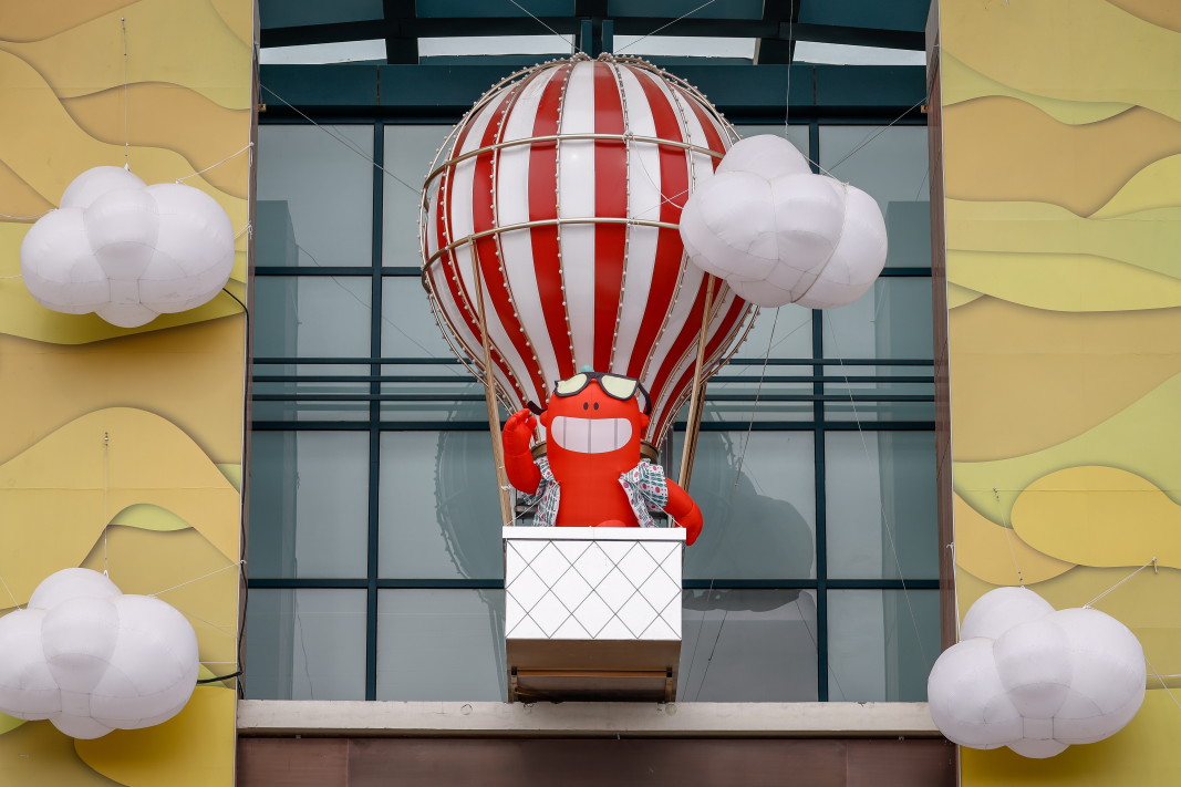 Инсталация с балон с горещ въздух в търговски център в Пекин, Китай, 14 февруари 2023 г./ЕПА/БГНЕС