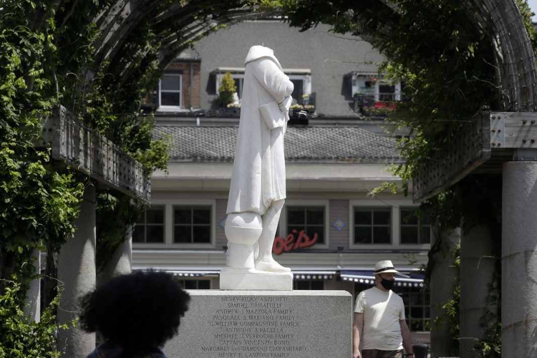 Обезглавената статуя на Колумб в Бостън