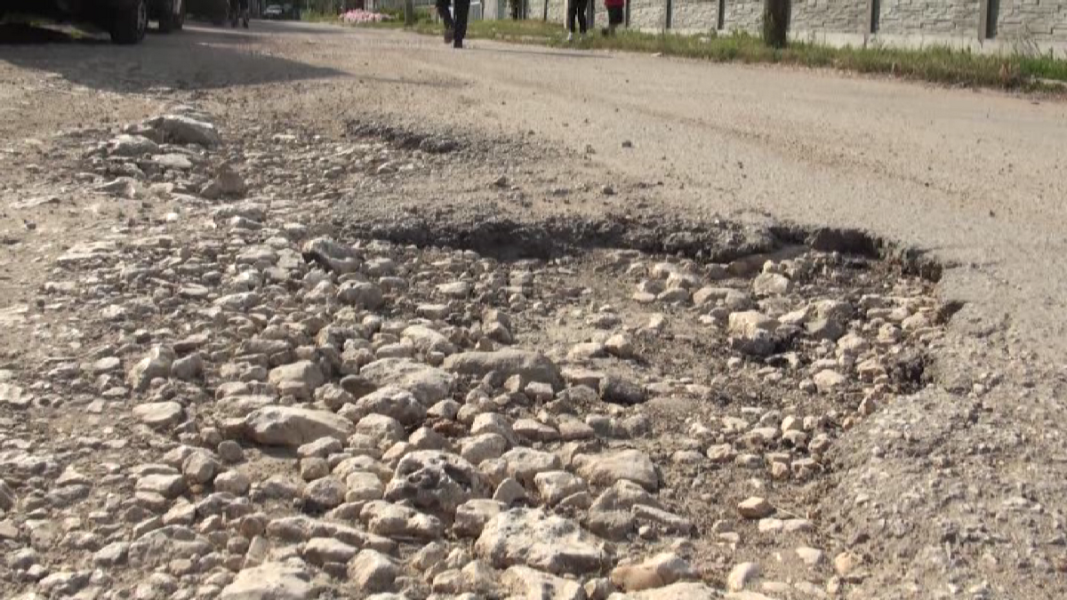Дупки по улиците в село Калипетрово       Снимка: Незабравка Кирова