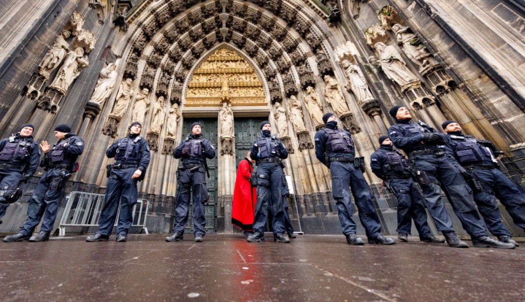 Строги мерки за сигурност пред катедралата в Кьолн