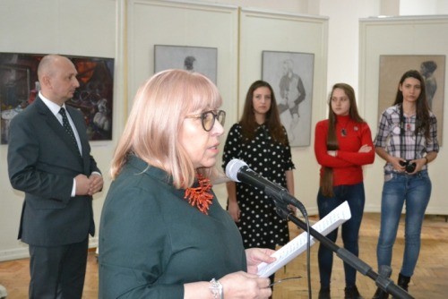 Лилия Балева и присъстващите гости при откриването на изложбата по проекта „Балкански посоки” в галерията на училището. Снимка: Стефан Джамбазов