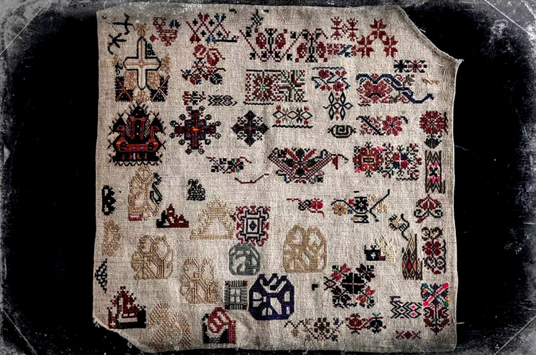 Аутентичный за́шив. Лоскуток конопляной ткани с вышитыми орнаментальными мотивами. Различные техники вышивания. Шопский край, конец ХІХ век.