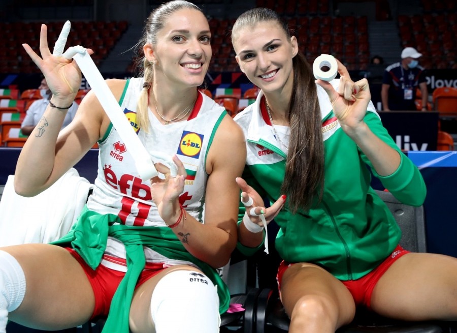 Нася Димитрова (вдясно) и Христина Вучкова са в добро настроение след мача.