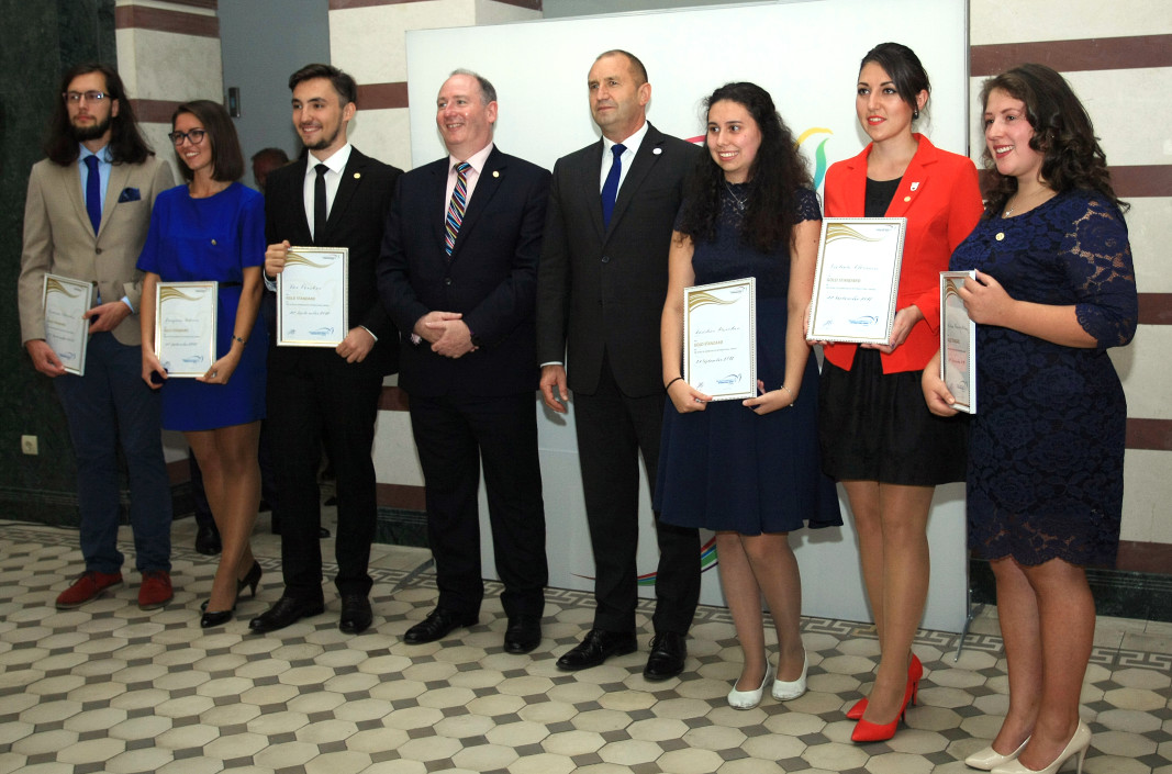 Президентът Румен Радев връчи отличия на 7 български младежи които