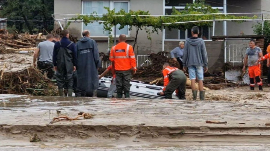 Volunteers help to clean up flood damage in Karavelovo.