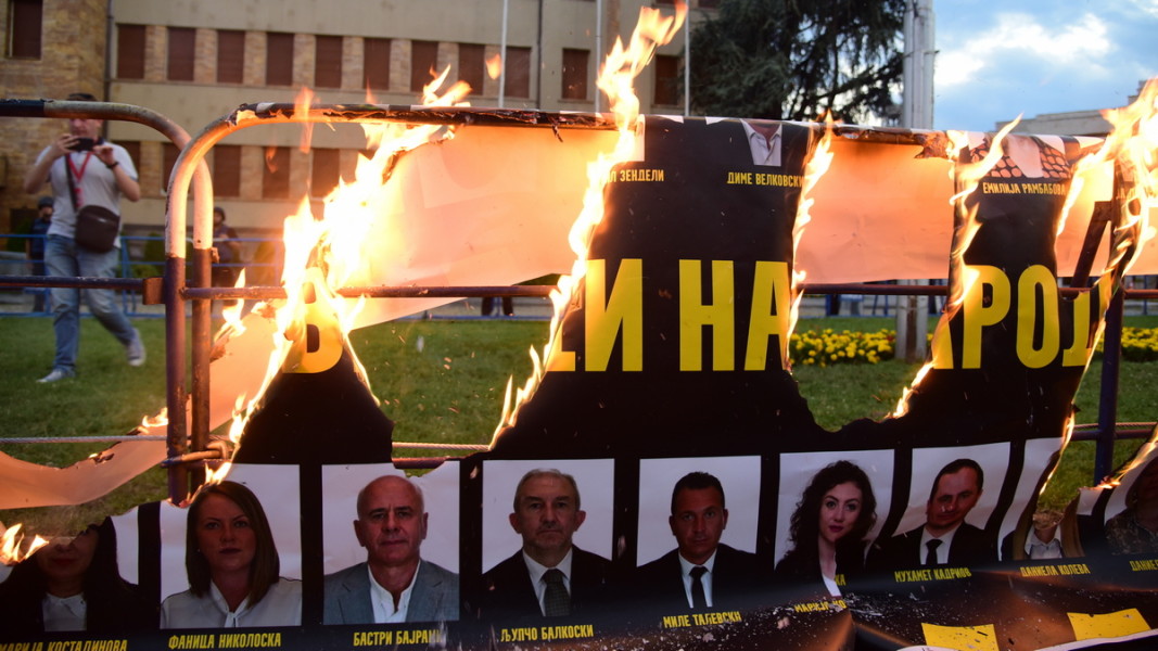 Протестиращи в Скопие палят снимки на политици, изразили подкрепа за френското предложение   Снимка: ЕПА/БГНЕС