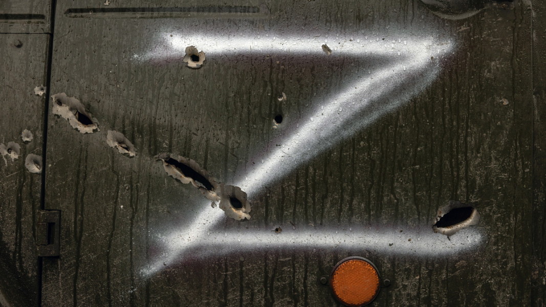  Знакът, употребен от Русия за нашествието в Украйна, подложен върху разрушено съветско военнотранспортно средство. Снимка: ЕПА/БГНЕС 