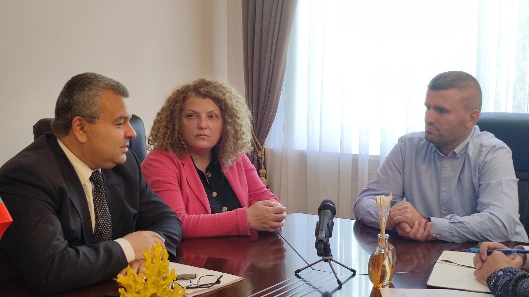 Българският посланик Ивайло Киров и кметът на Кукъс Алберт Халилай