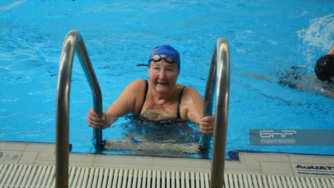 Татяна Панева на 85 г. беше най-възрастният участник в плувната щафета днес.
