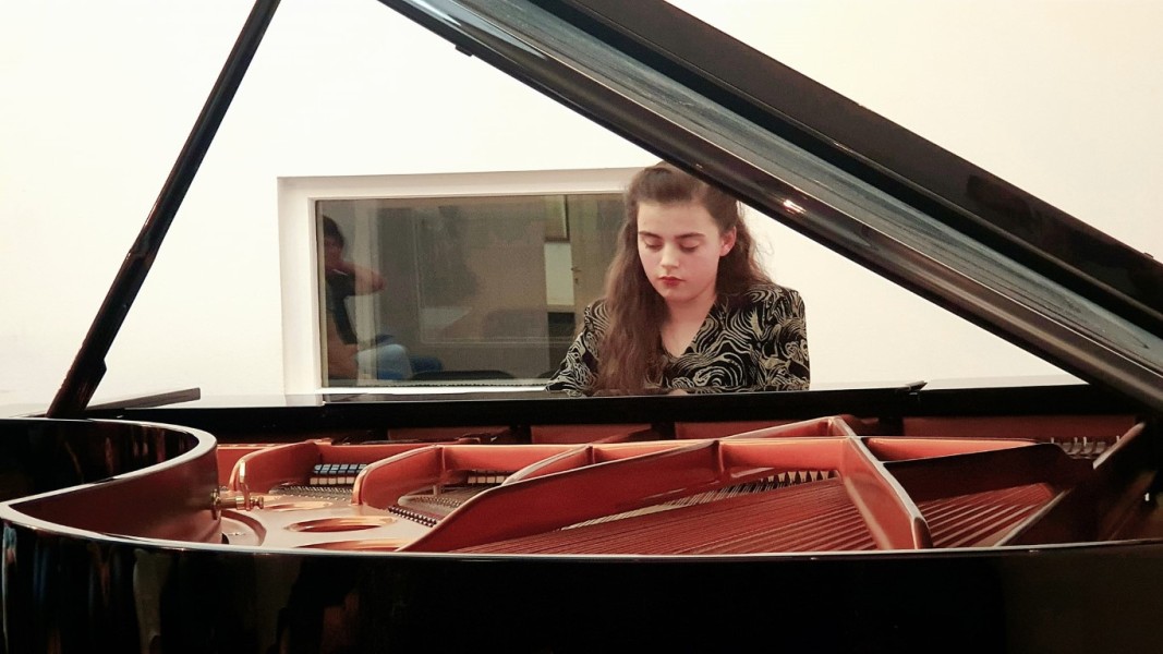 Виктория Петкова, пиано. Снимка: Симфониета Враца