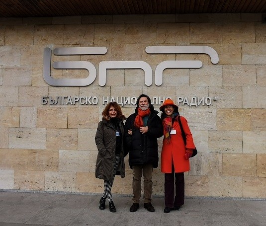 Алберто Симоне със съпругата си Роберта Мандфеди и режисьорката Милена Кънева пред сградата на БНР.