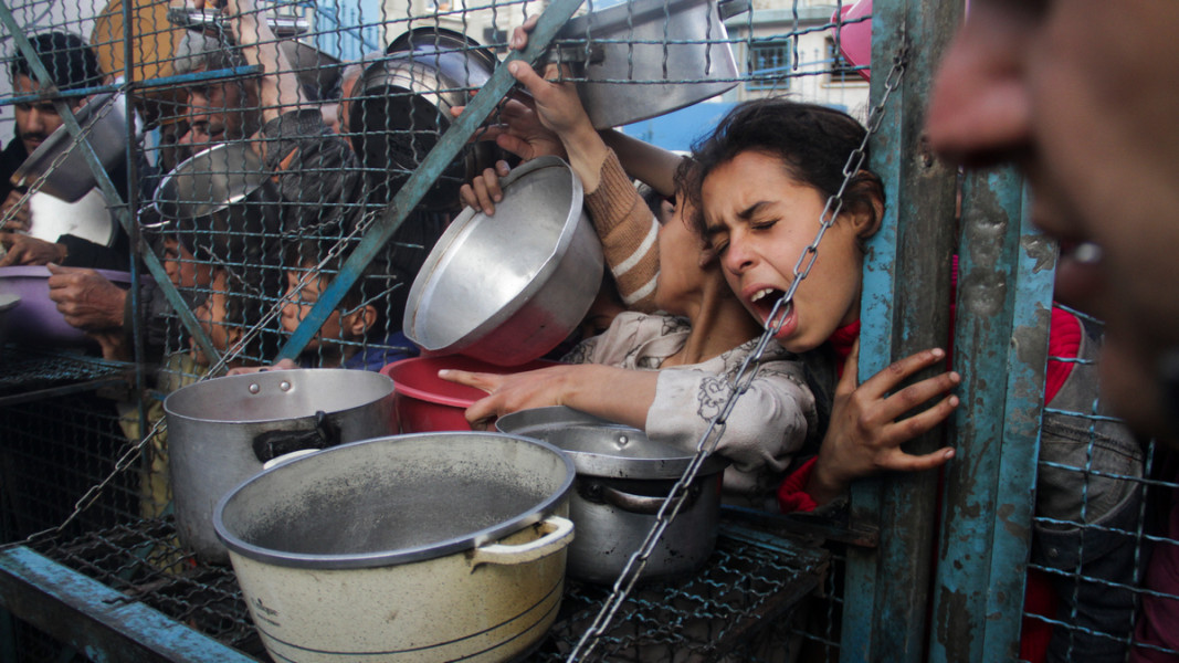 Палестински деца в Ивицата Газа се редят за храна  Снимка: АП/БТА