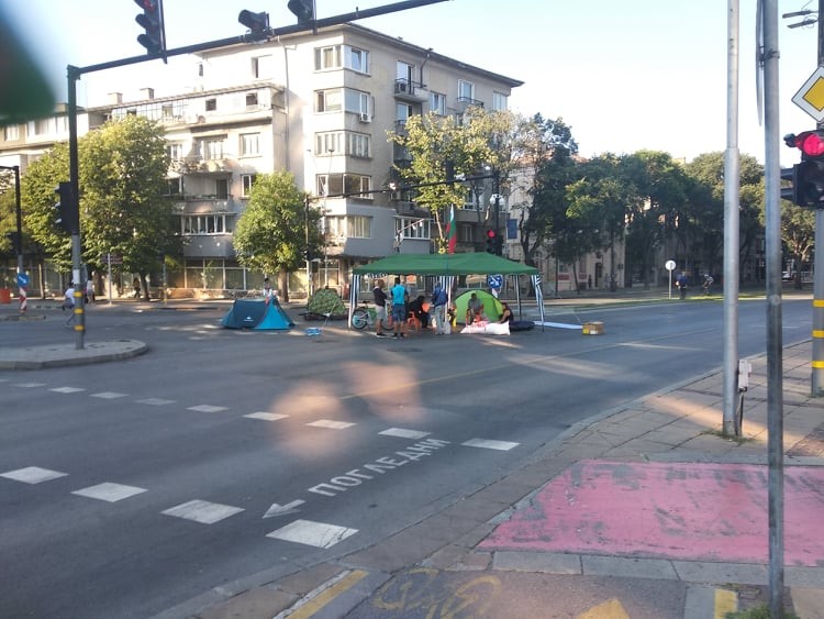 Кръстовището пред община Варна отново стана лагер за протестиращите