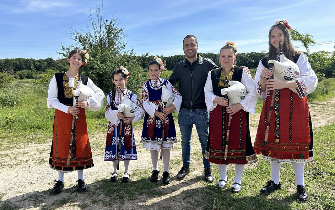 Nikola Gueorgiev con las chicas de la banda de gaitas