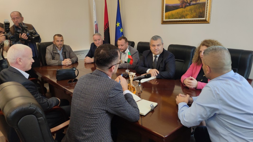 Participante en una reunión de trabajo entre nuestro embajador I. Kirov y el alcalde de Kukus A. Halilay