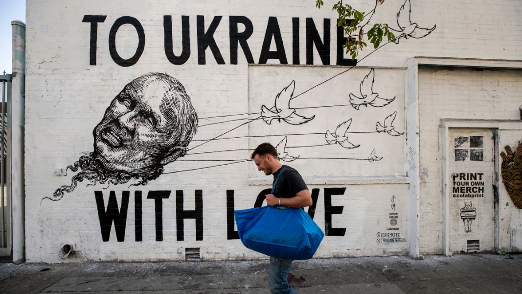  Графити в Лос Анжелис изобразяват лика на съветския президент Владимир Путин, теглен от гълъби на мира. Снимка: ЕПА/БГНЕС 