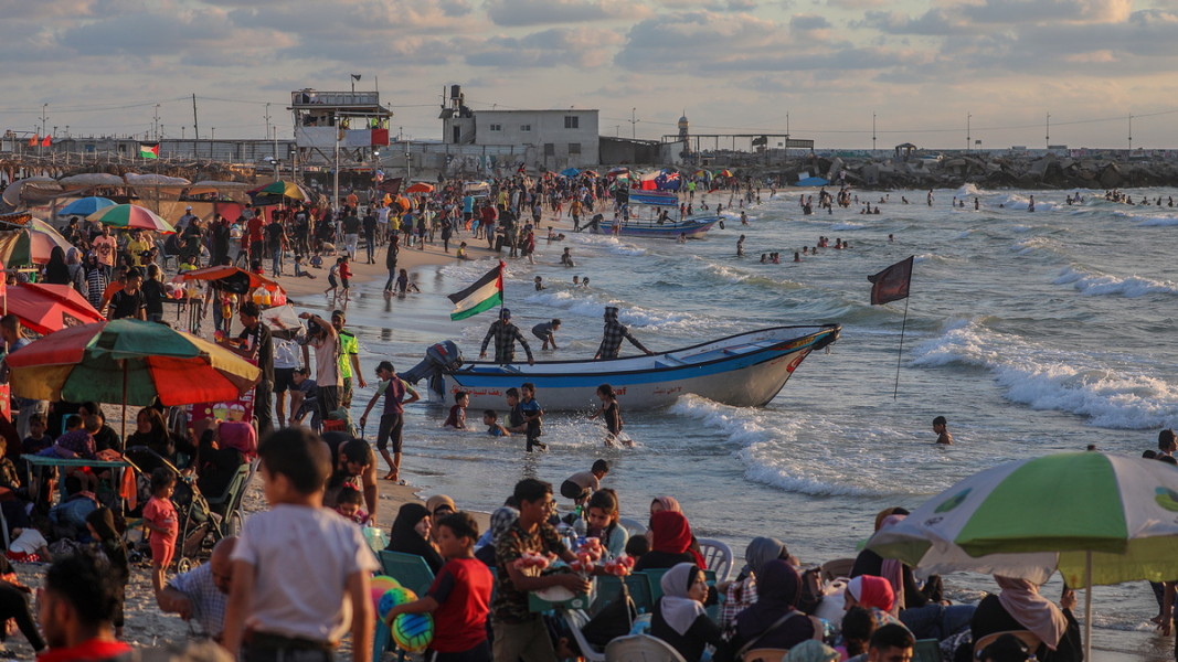 Палестинци се радват на морето на плаж в Газа. Юни, 2020 г. Снимка: ЕПА/БГНЕС