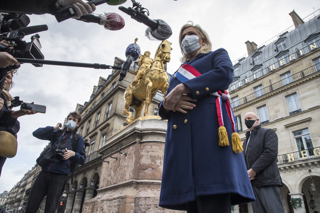 Марин льо Пен пред паметника на Жана д'Арк