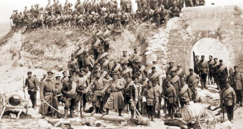 Oficiales y soldados del Segundo Ejército Búlgaro en la ya conquistada fortaleza de Adrianópolis.