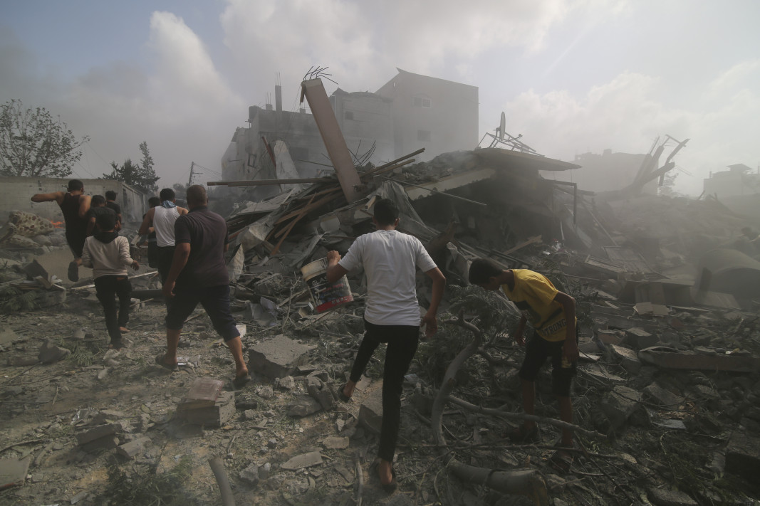 Палестинците търсят оцелели в сгради, разрушени при израелската бомбардировка на ивицата Газа, 22 октомври 2023 г. (Снимка: АП/БТА)
