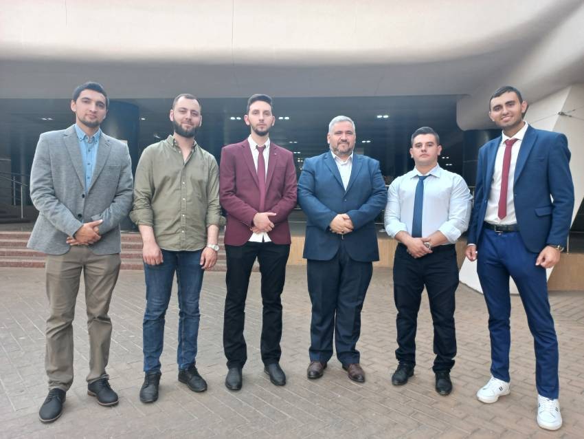 Yüksek İslam Enstitüsü Rektör yardımcısı Aydın Ömerov ve öğrenciler