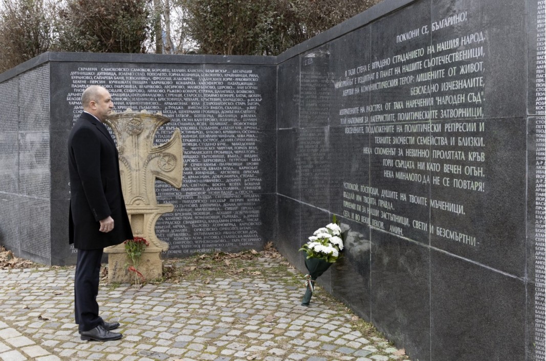 Държавният глава Румен Радев отдаде почит пред паметта на жертвите на комунистическия режим в България/Снимка: Прессекретариат на президента