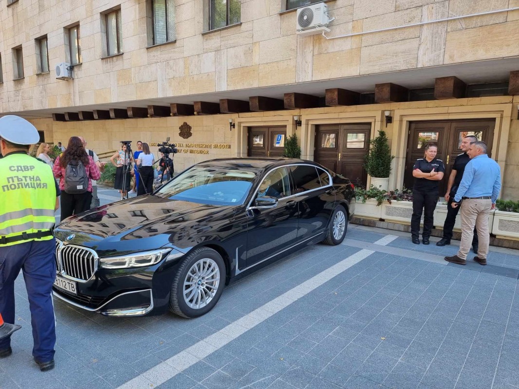  Автомобилът, с който пристигна в Министерство на вътрешните работи номинираната за длъжностен министър председател. 